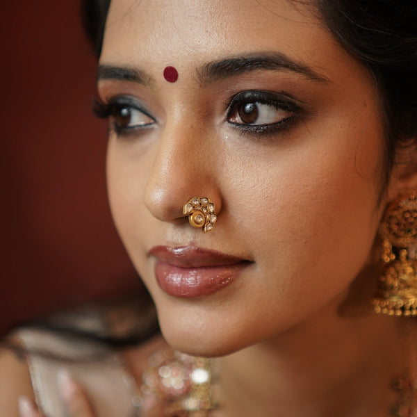 Shweta Kundan Nose Pin.
