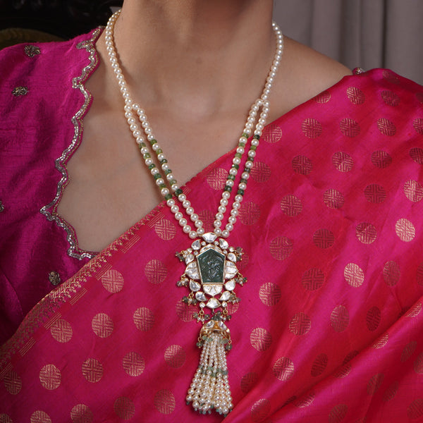 Regal Emerald Engraved Pearl Necklace.